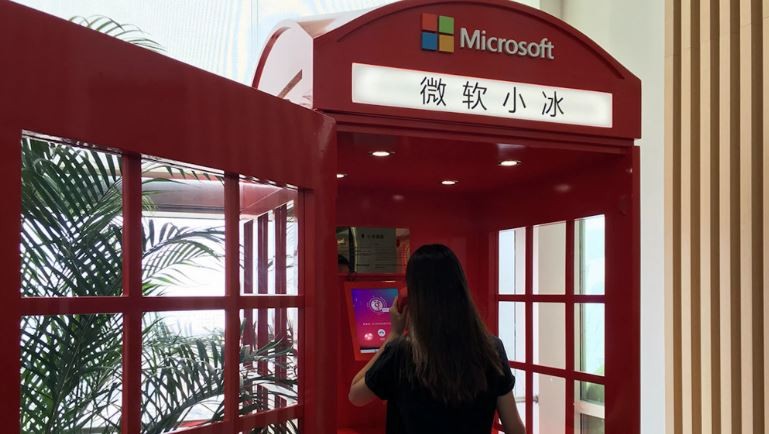 Một người dùng dùng thử Xiaoice, một chatbot của Microsoft tại Trung Quốc vào năm 2018 (Ảnh: SCMP)