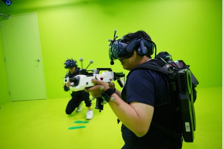 Một người đàn ông cầm súng khi chơi trò chơi tại một địa điểm Sandbox VR ở Jakarta vào tháng 3. 18, 2019 (Ảnh: SCMP)