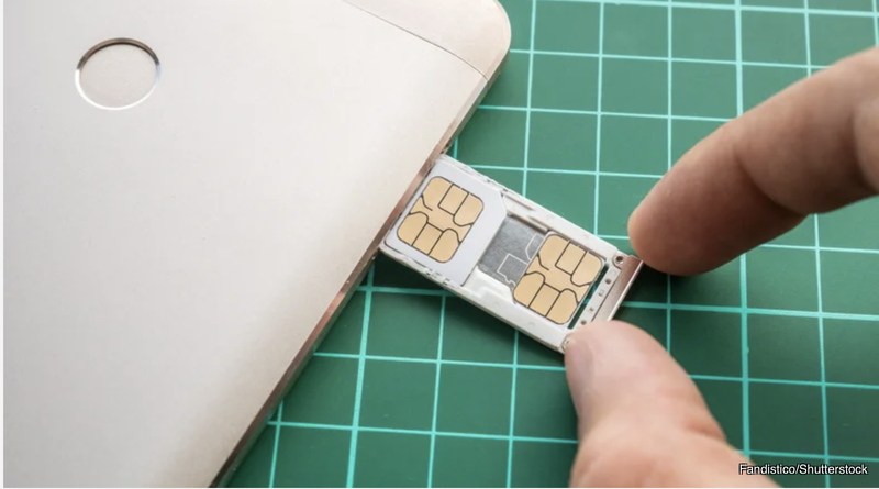 Các hacker có thể sử dụng lỗ hổng của các nhà mạng trong việc hoán đổi SIM để đánh cắp dữ liệu trên điện thoại của bạn (Ảnh: Slash Gear)