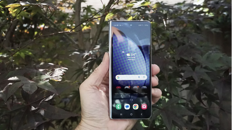 Người dùng mong đợi màn hình ngoài trên Z Fold 6 sẽ rộng hơn (Ảnh: Gizmodo)