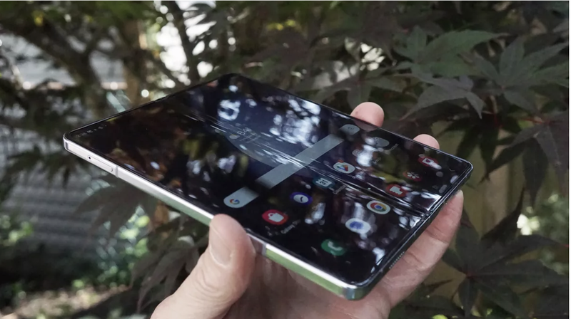 Liệu Z Fold 6 có thể loại bỏ được hoàn toàn phần nếp gấp trên màn hình? (Ảnh: Gizmodo)