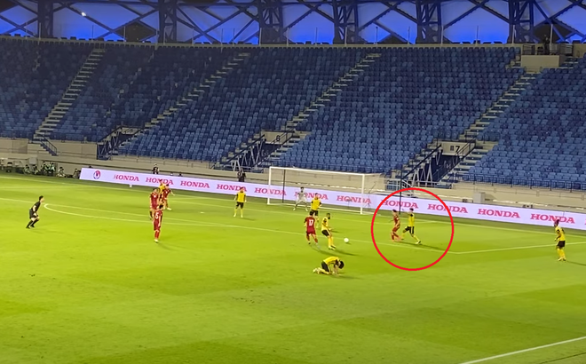 Hình ảnh chứng Văn Toàn bị cầu thủ đội bạn đạp trúng chân (Ảnh:cuoi.tuoitre.vn)