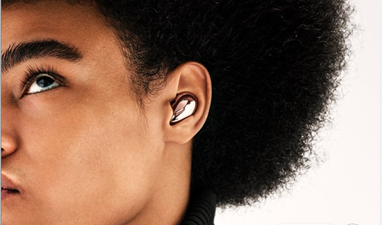 Thiết kế "hạt đậu đỏ" trên Samsung Galaxy Buds dễ dàng ôm sát vào tai người dùng (Ảnh: Samsung.com)