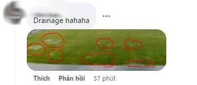 Một CĐV chỉ ra nhiều vũng nước đọng lại do hệ thống thoát nước kém
