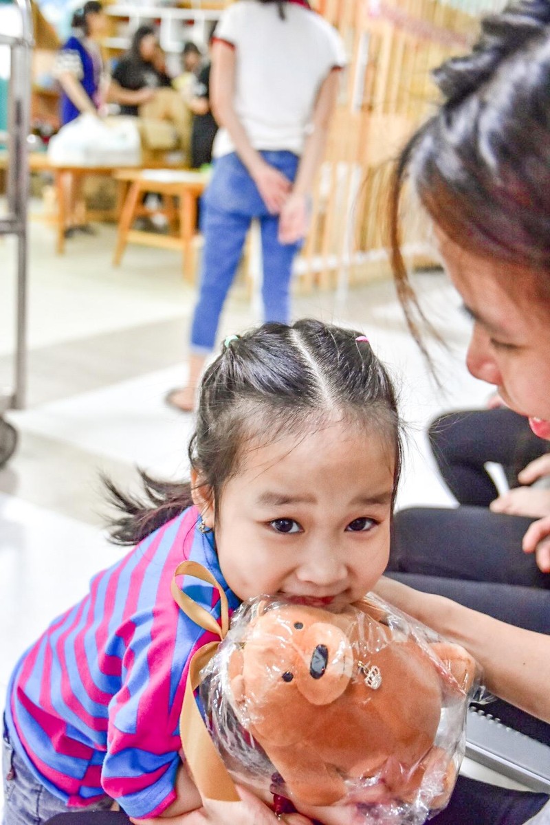 Các món quà được trao tận tay các bệnh nhi.