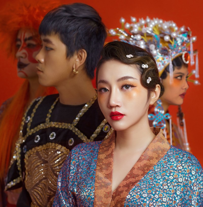 Orange trút bỏ hình tượng cá tính mạnh mẽ, hóa thân thành cô đào mỏng manh đầy ấn tượng Orange trút bỏ hình tượng cá tính mạnh mẽ, hóa thân thành cô đào mỏng manh đầy ấn tượng