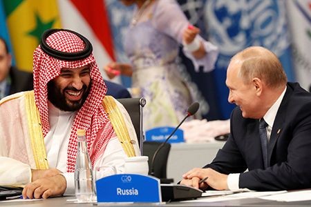 Thái tử Mohammed Bin Salman và Tổng thống Nga V.Putin trao đổi thân tình tại Thượng đỉnh G-20 tại Buenos Aires tháng 12/2018. (Ảnh  Reuters). 