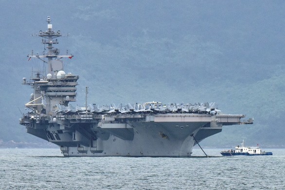 Tàu sân bay của Mỹ USS Theodore Roosevelt cũng trở thành ổ dịch Covid-19 (Ảnh: Reuters)