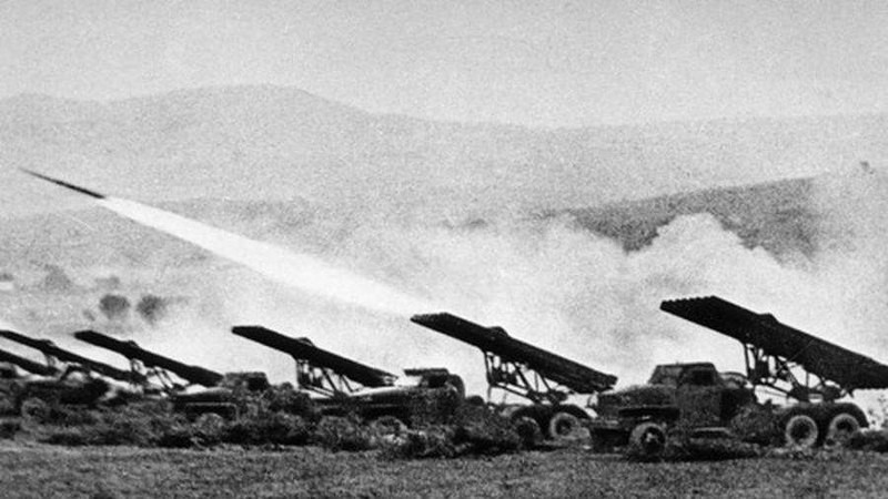 Dàn pháo phản lực bắn loạt huyền thoại Kachiusa- sản phẩm của nền công nghiệp quốc phòng Liên Xô, dội bão lửa xuống quân Đức trong Thế chiến II (Ảnh TASS)
