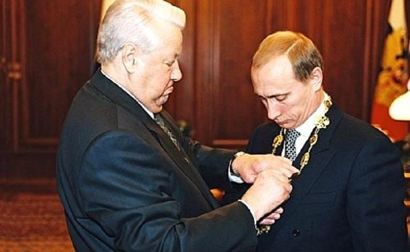 Tổng thống Boris Yeltsin trao Huy hiệu Tổng thống cho Vladimir Putin (Ảnh: Trung tâm Yeltsin)