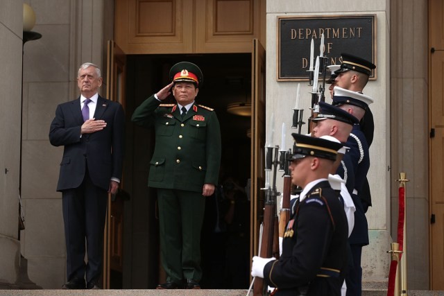 Bộ trưởng Quốc phòng Hoa Kỳ Jim Mattis và Bộ trưởng Bộ Quốc phòng Việt Nam Ngô Xuân Lịch chào cờ trước hàng quân danh dự tại Lầu Năm Góc