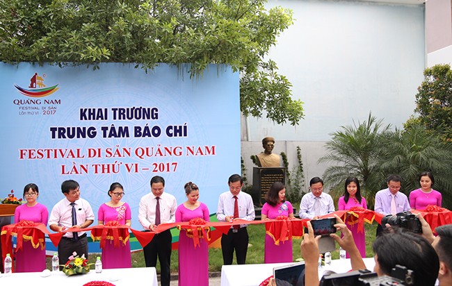 Sáng 7/6, Ban Tổ chức Fetival Di sản Quảng Nam lần thứ VI năm 2017 đã khai trương hai Trung tâm Báo chí phục vụ sự kiện tại trụ sở Hội Nhà báo tỉnh Quảng Nam (số 11 Hùng Vương, Tam Kỳ) và tại Trung tâm Quản lý Bảo tồn Di sản Văn hóa Hội An (10B Trần Hưng 