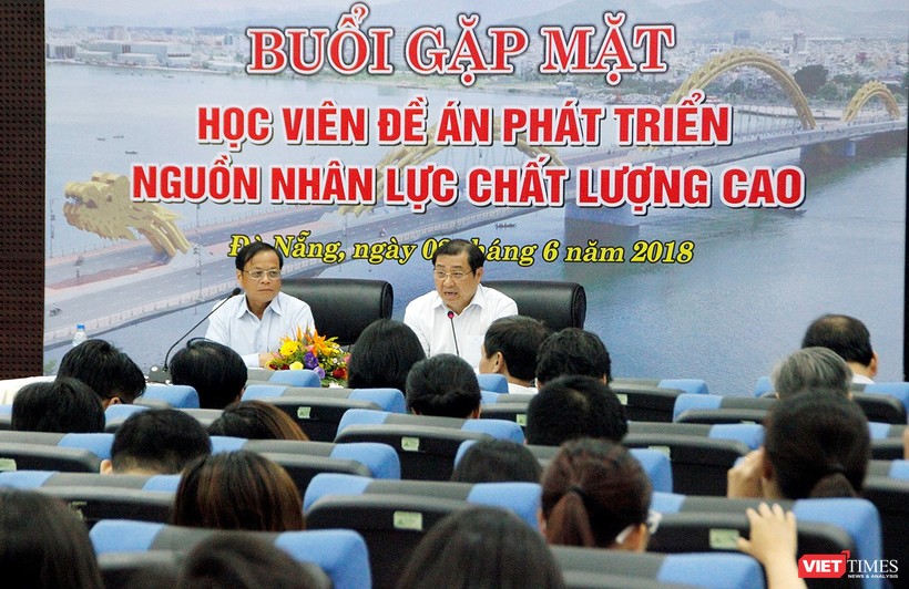 Sau những thông tin lùm xùm xoay quanh chuyện “nhân tài” thuộc Đề án 922 rời bỏ nhiệm sở, sáng ngày 2/6, ông Huỳnh Đức Thơ, Chủ tịch UBND TP.Đà Nẵng đã có buổi đối thoại với hàng trăm học viên đào tào thuộc đề án này.