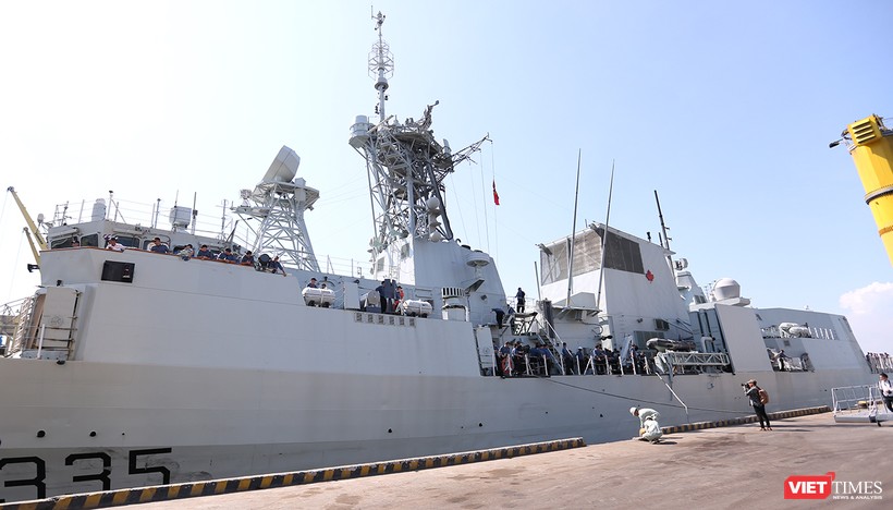 Tàu Hải quân Hoàng Gia Canada (HMCS) Calgary-hô hiệu FFH 335 sở hữu những khí tài quân sự hiện đại 