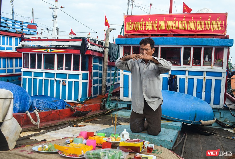 "KIÊN QUYẾT BẢO VỆ CHỦ QUYỀN BIỂN ĐẢO CỦA TỔ QUỐC!" - Đó là dòng khẩu hiệu được các ngư dân Lý Sơn treo trang trọng trên thuyền.