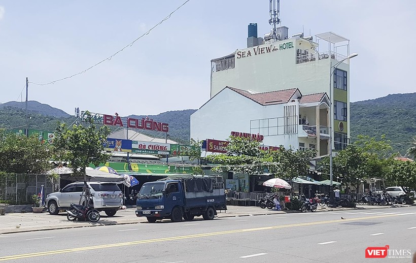 Theo ông Hoàng Công Thanh-Phó Chủ tịch UBND quận Sơn Trà, các trường hợp nhà hàng quán ăn xây dựng không phép này đã tồn tại từ lâu