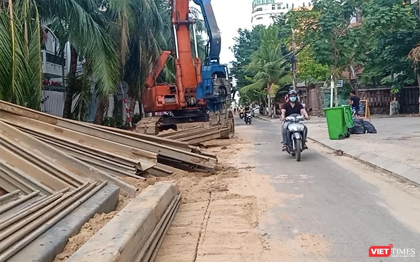 Đơn vị thi công đang thi công Dự án Cải thiện môi trường nước phía Đông trên đại bàn quận Sơn Trà