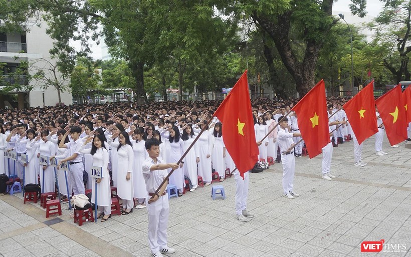 Quang cảnh chào cờ trong buổi Khai giảng tại trường THPT Phan Châu Trinh