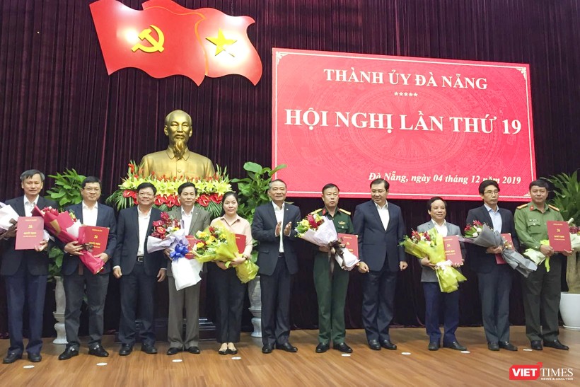 Ông Trương Quang Nghĩa - Bí thư Thành ủy Đà Nẵng trao quyết định của Ban Bí thư về việc chỉ định 8 cá nhân tham gia Ban Chấp hành Đảng bộ TP nhiệm kỳ 2015-2020.