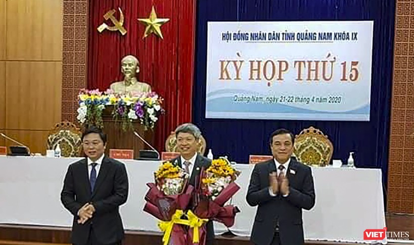 Ông Hồ Quang Bửu (đứng giữa) tại kỳ họp thứ 15 HĐND tỉnh Quảng Nam nhiệm kỳ 2015-2020 diễn ra hôm 21/4