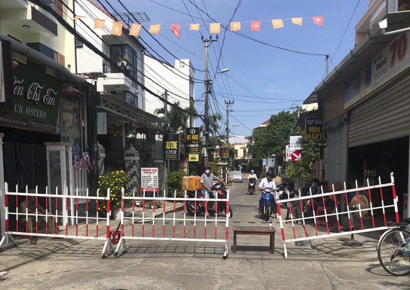 Đường dẫn vào khu vực khối phố An Hội (TP Hội An, Quảng Nam) được thiết lập rào chắn, hạn chế người ra vào khu vực.