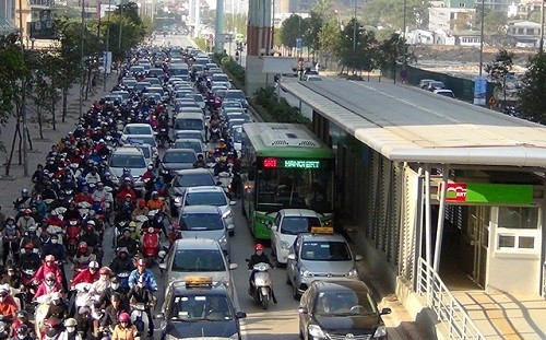 Vẫn còn nhiều phương tiện giao thông lấn làn buýt nhanh BRT.