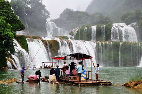 Khách du lịch tham quan thác Bản Giốc (Ảnh: Tuổi Trẻ)