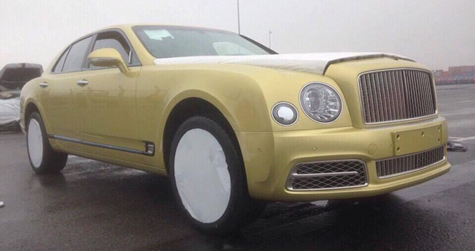 Bentley Mulsanne 2017 đầu tiên về Việt Nam có màu sơn vàng độc đáo - Ảnh: Facebook