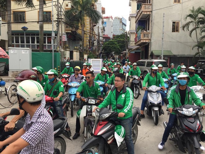 Nhiều tài xế GrabBike kêu gọi đình công phản đối mức chiết khấu mới. Ảnh: Grab.