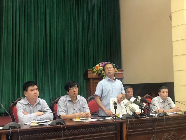 Ông Nguyễn Hữu Nghĩa cùng các lãnh đạo sở ngành Hà Nội trả lời báo chí. Ảnh: Tuổi trẻ