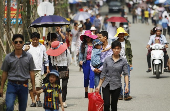 Người dân đội nắng đổ về di tích đền Hùng (tỉnh Phú Thọ) - Ảnh Nguyễn Khánh