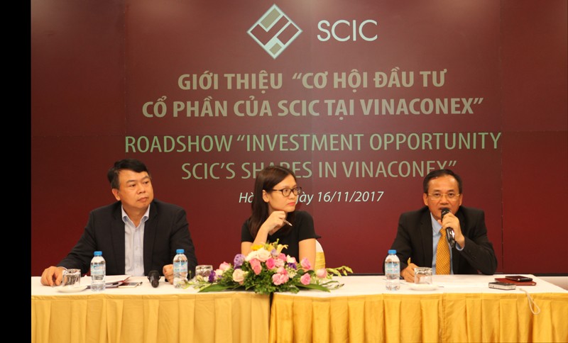 Đại diện của Vinaconex trả lời các câu hỏi của nhà đầu tư trong đợt tổ chức chào bán vốn lần đầu diễn ra ngày 16/11/2017 (Nguồn: VCG)