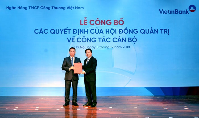 Chủ tịch HĐQT VietinBank Lê Đức Thọ trao Quyết định bổ nhiệm chức vụ Tổng Giám đốc VietinBank cho ông Trần Minh Bình (Nguồn: VietinBank)