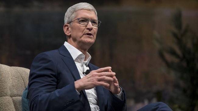 Mức lương 'khủng' của Tim Cook và nhiều CEO công ty lớn ở Mỹ gây tranh cãi (Ảnh: Internet)