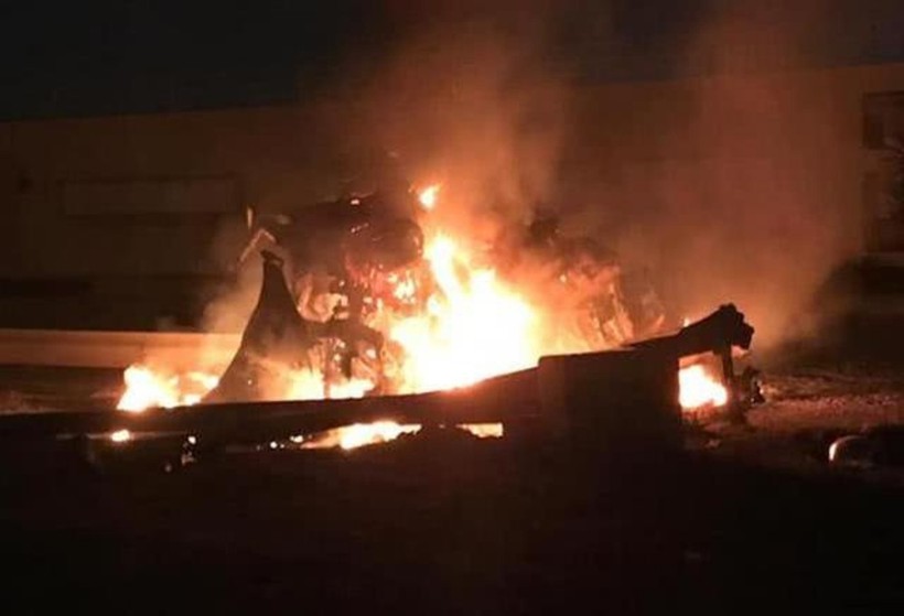 Chiếc xe chở tướng Soleimani và ba người cùng đi bị trúng hai quả tên lửa, cháy rụi (Ảnh: creaders.net).