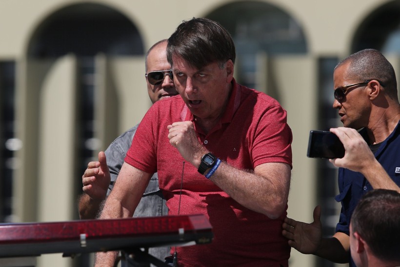 Tổng thống Jair Bolsonaro không đeo khẩu trang ho khi phát biểu trước những người biểu tình phản đối phong tỏa chống dịch (Ảnh: Voorp). 