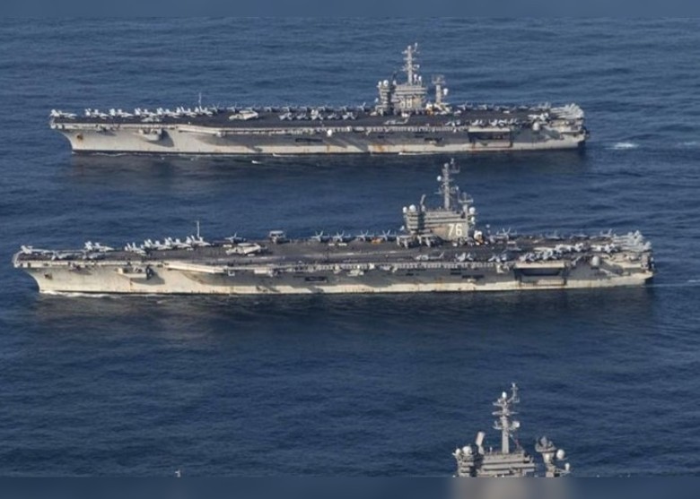 Hai tàu sân bay Mỹ bất ngờ vào Biển Đông tập trận: USS Nimitz (sau và Ronald Reagan (trước) (Ảnh: Dongfang).