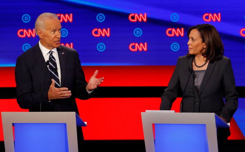 Việc ông Joe Biden mời bà Kamala Harris đứng chung liên danh sẽ tăng cơ hội có thể chiến thắng ông Trump (Ảnh: AP).