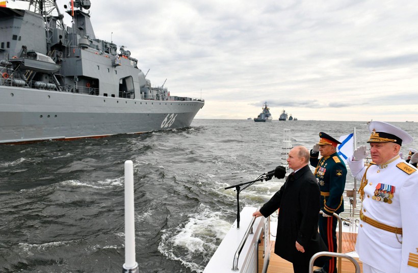 Tổng thống Putin duyệt binh trên biển nhân Ngày Hải quân Nga (Ảnh: AP).