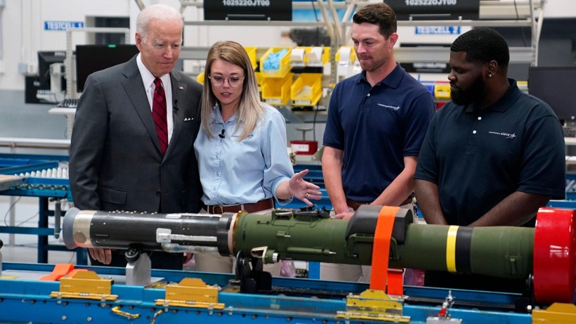 Tổng thống Mỹ Joe Biden thị sát Nhà máy sản xuất tên lửa Javelin (Ảnh: AP).