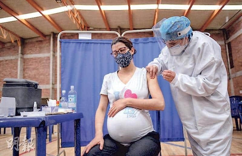 Trung tâm Kiểm soát và Phòng ngừa Dịch bệnh Hoa Kỳ khẳng định phụ nữ mang thai tiêm vaccine mNRA COVID-19 an toàn (Ảnh: AP).