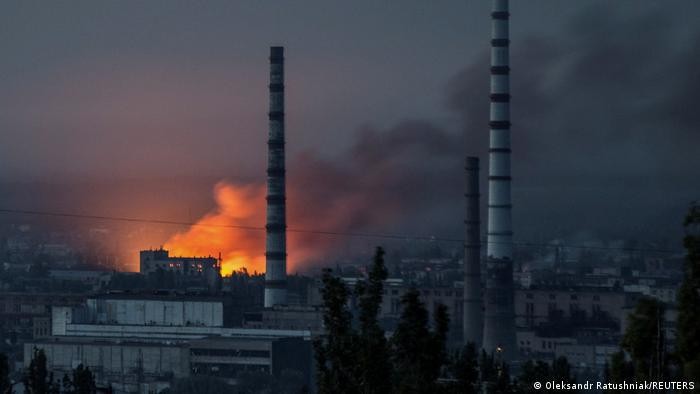 Chiến sự tại Nhà máy hóa chất Azot ở thành phố Severodonetsk đang diễn ra ác liệt (Ảnh: Reuter).