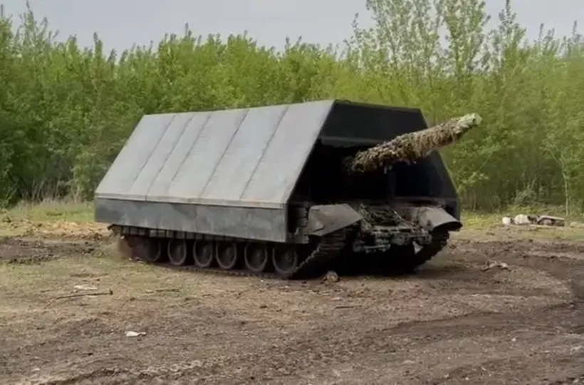 Xe tăng Nga mang Tsar-Grill để chống drone FPV (Ảnh: Topwar)