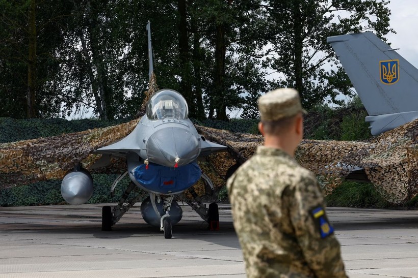 F-16 son co hieu Ukraine.jpeg