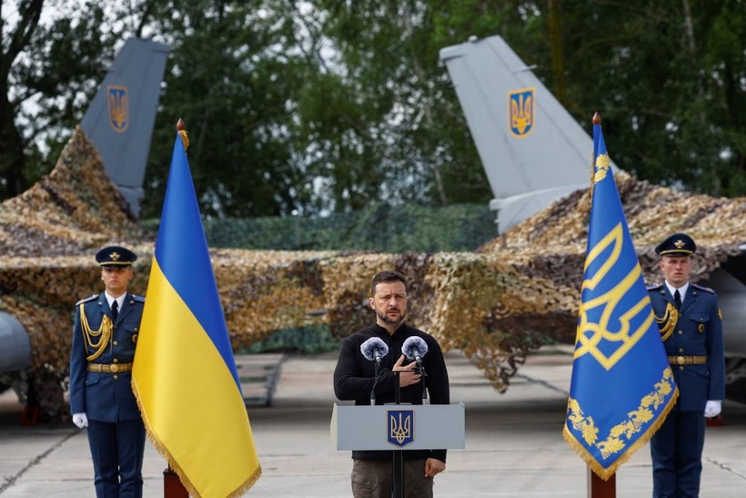 Tổng thống Zalensky thông báo về sự có mặt của F-16 tại Ukraine (Ảnh: Reuters).