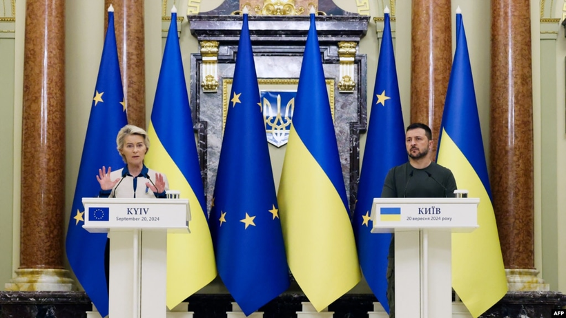 Bà Ursula von der Leyen và Tổng thống Ukraine Zelensky tại cuộc họp báo ở Kiev hôm 20/9 (Ảnh: AFP)