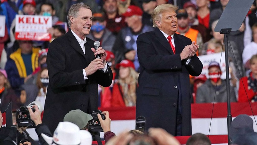 Ông Donald Trump và David Perdue. Ảnh: Guancha.