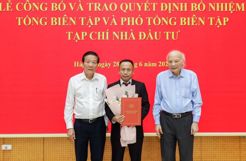 Lãnh đạo Hiệp hội VAFIE trao quyết định Bổ nhiệm ông Phạm Đức Sơn làm Tổng biên tập Tạp chí Nhà đầu tư.
