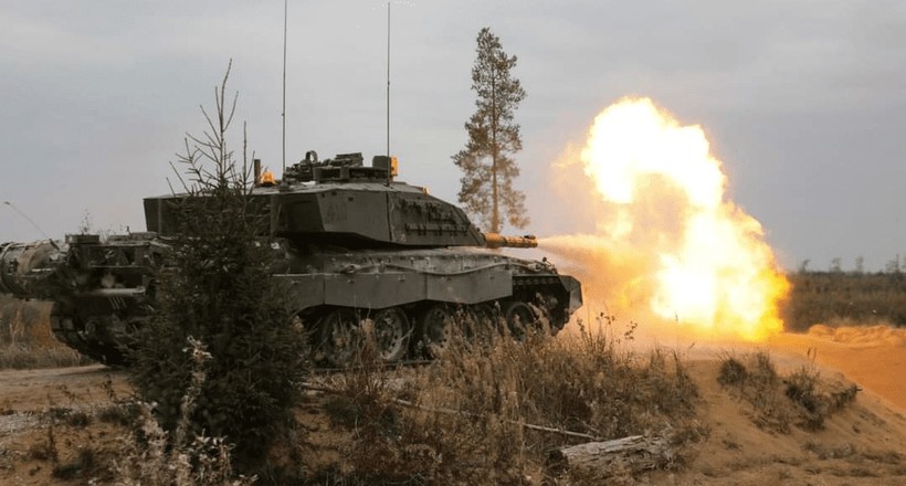 Xe tăng Challenger 2 của quân đội Anh diễn tập bắn đạn thật năm 2022. Ảnh: NATO