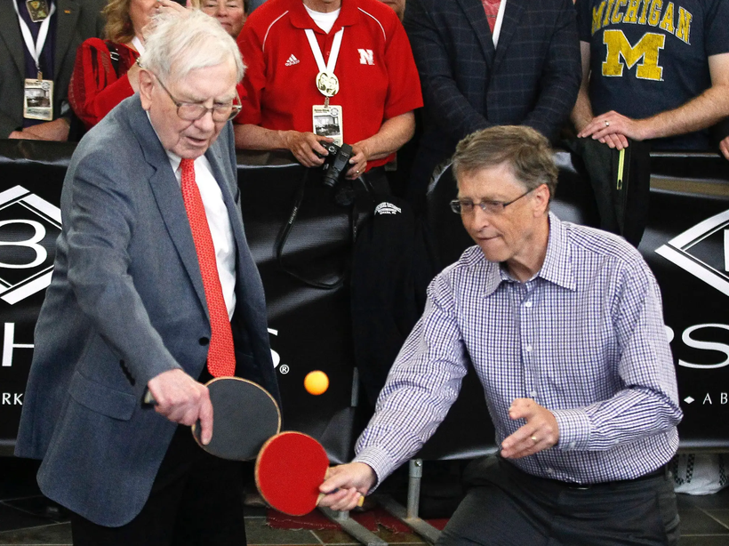 Warren Buffett và Bill Gates tại cuộc họp cổ đông thường niên của Berkshire Hathaway (Ảnh: Business Insider)